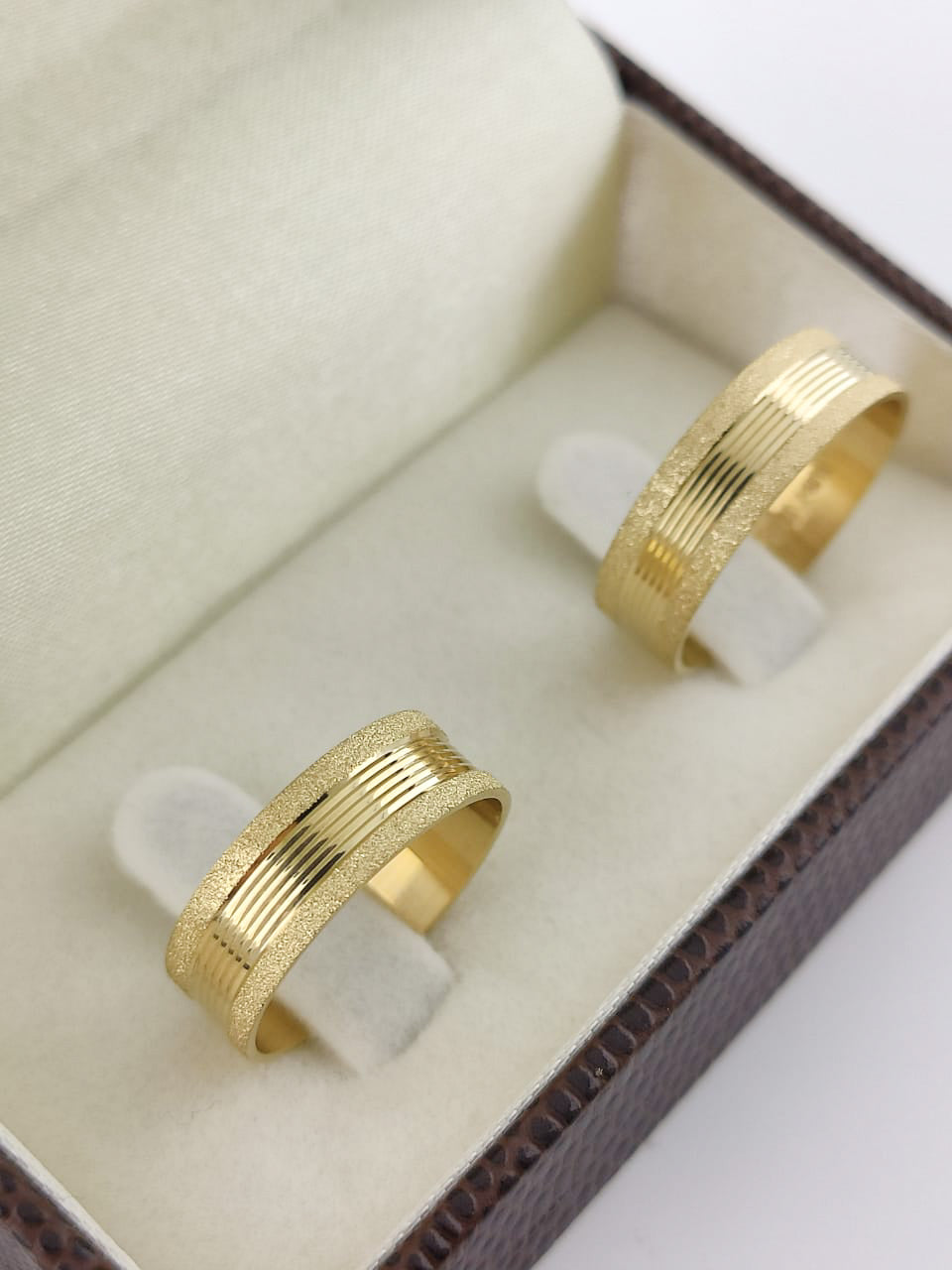 Aliança Reta 6mm com Brilho Intenso em Ouro 18K Acabamento Premium RT 90 Sou Linda