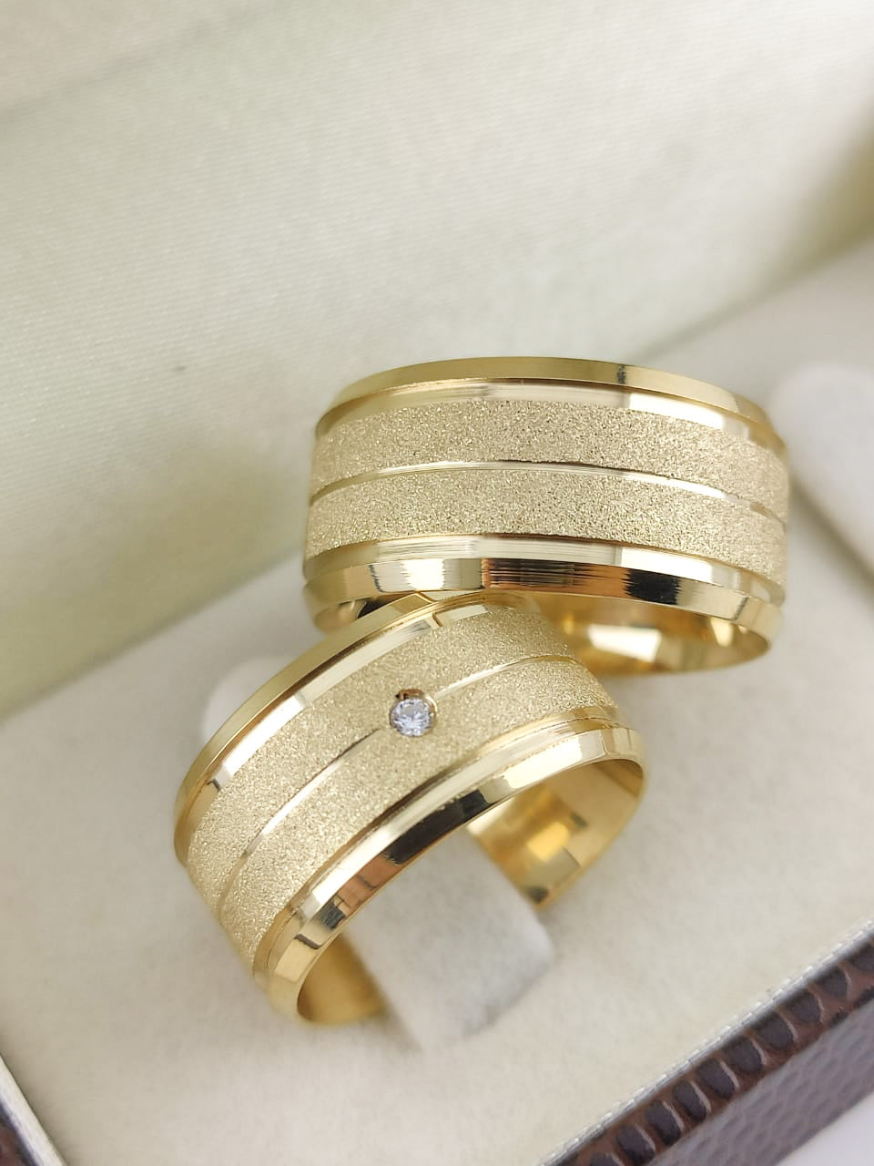 Aliança Reta 10mm Imponente com Ponto de Luz em Ouro 18K Acabamento Premium RT 67 Sou Linda