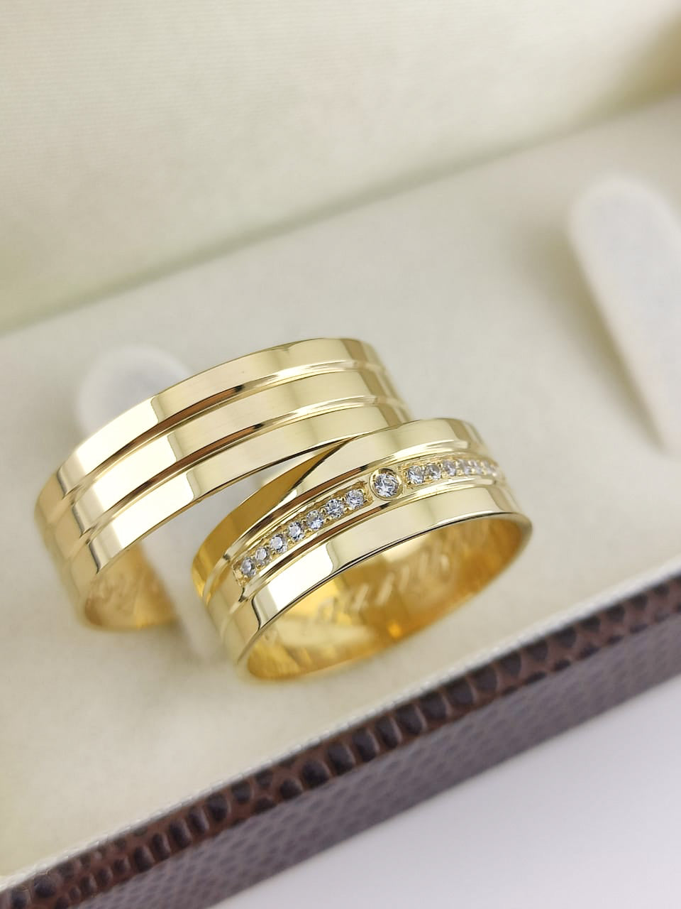 Aliança Reta 6mm com Cravejamento e Ponto de Luz em Ouro 18K Acabamento Premium RT 91 Sou Linda