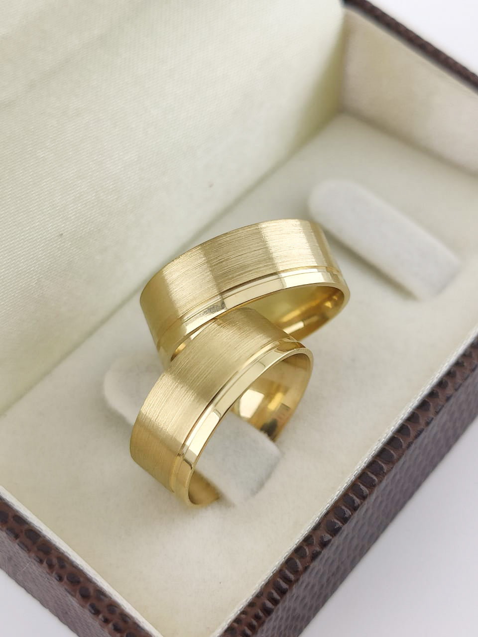 Aliança Reta 7mm Presença Marcante em Ouro 18K Acabamento Premium RT 74 Sou Linda