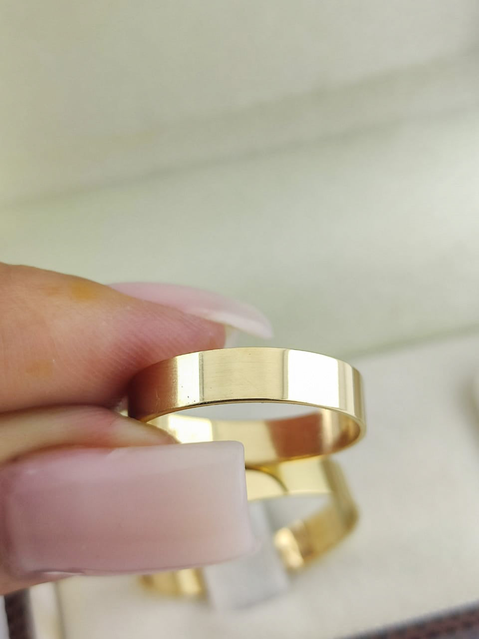 Aliança Reta 4mm com Brilho Elegante em Ouro 18K Acabamento Premium RT 72 Sou Linda
