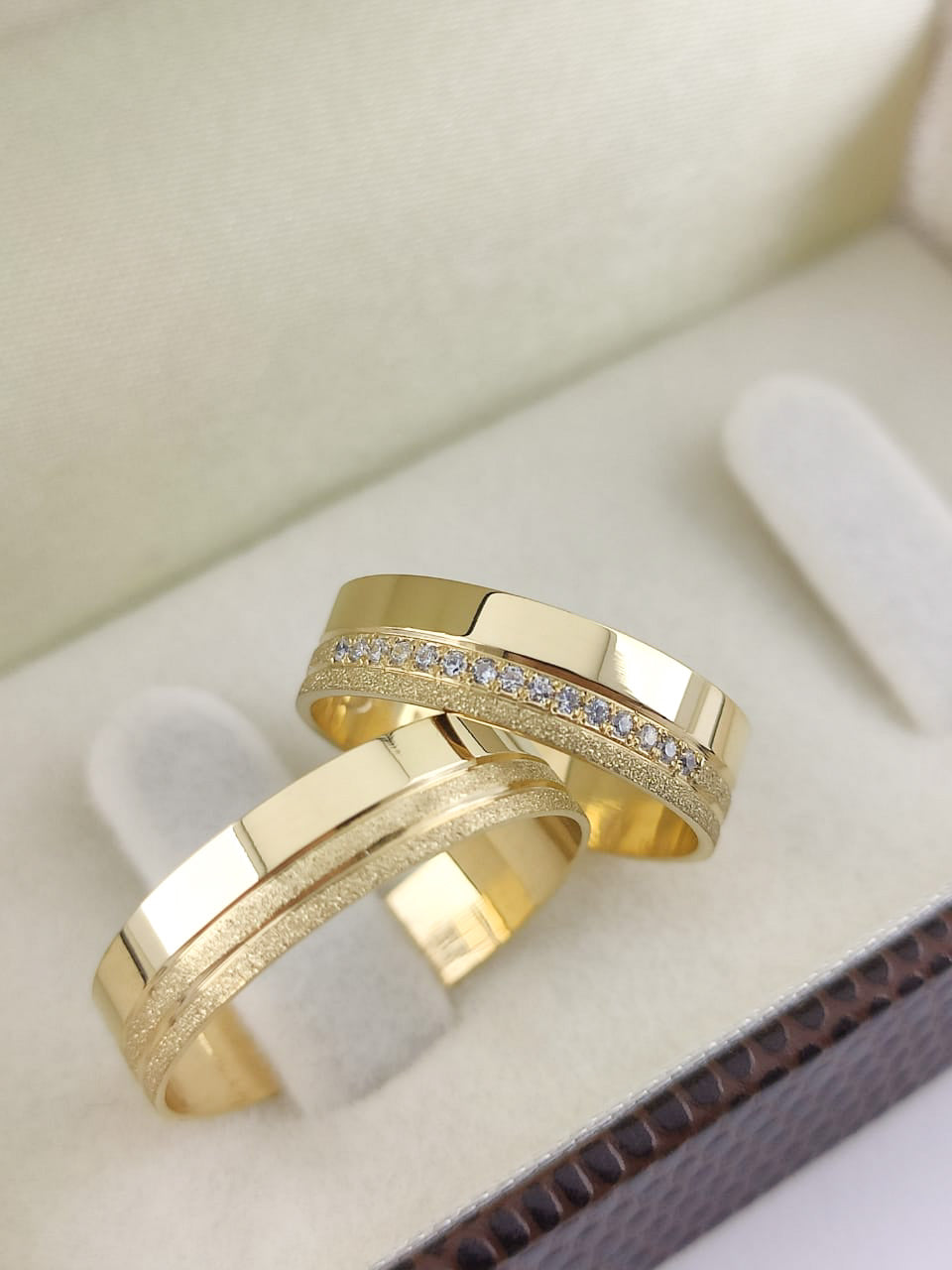 Aliança Reta 5mm com Cravejamento Refinado em Ouro 18K Acabamento Premium RT 87 Sou Linda