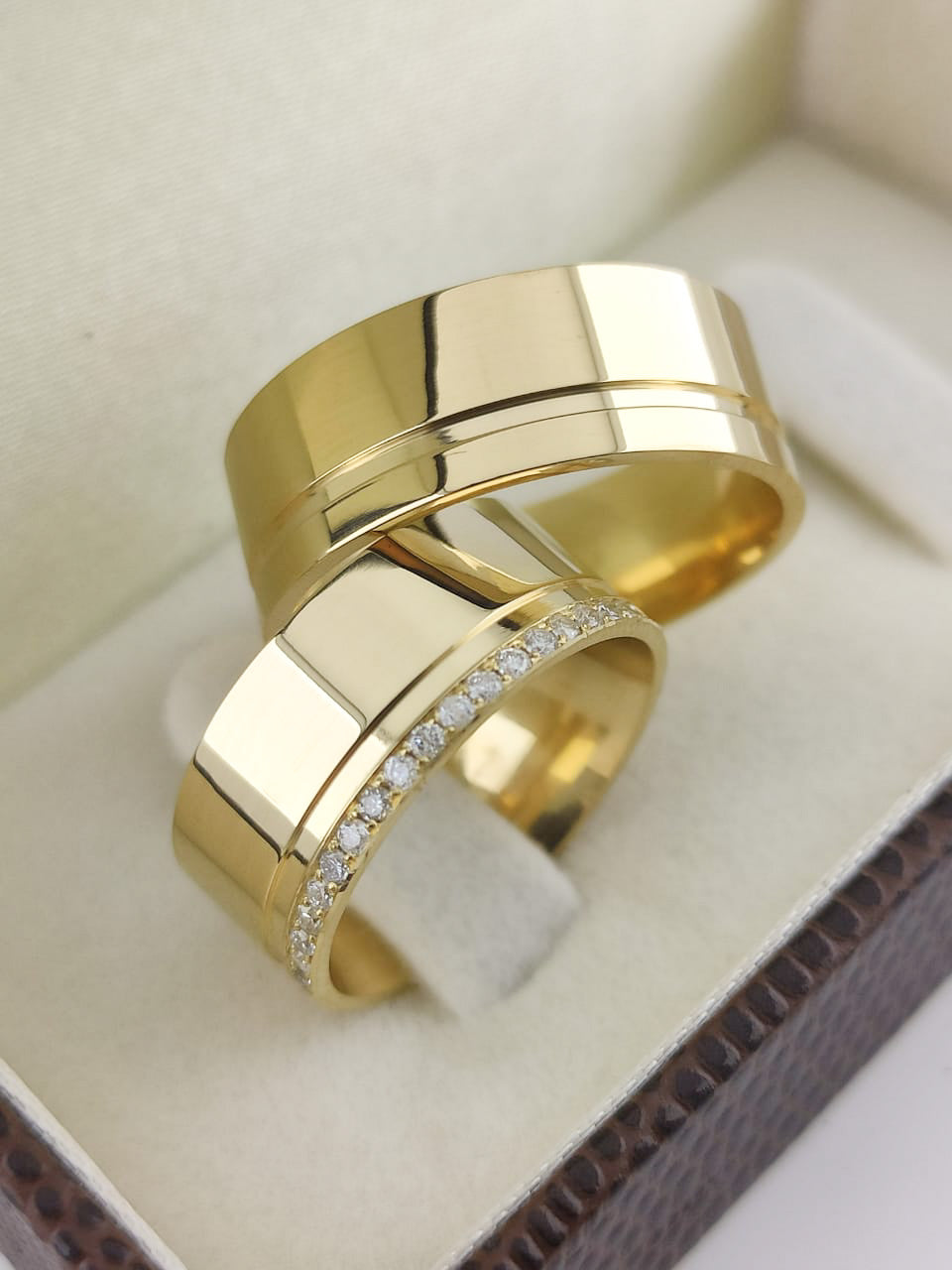 Aliança Reta 8mm com Cravejamento Luxuoso em Ouro 18K Acabamento Premium RT 83 Sou Linda