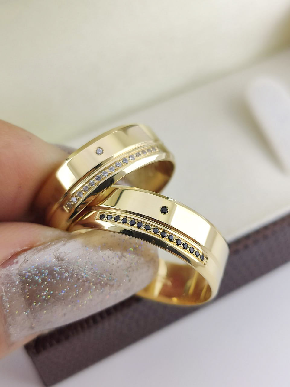 Aliança Reta 6mm com Cravejamento Luxuoso em Ouro 18K Acabamento Premium RT 92 Sou Linda