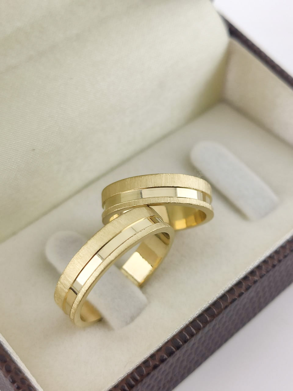 Aliança Reta 5mm Robusta em Ouro 18K Acabamento Premium RT 65 Sou Linda