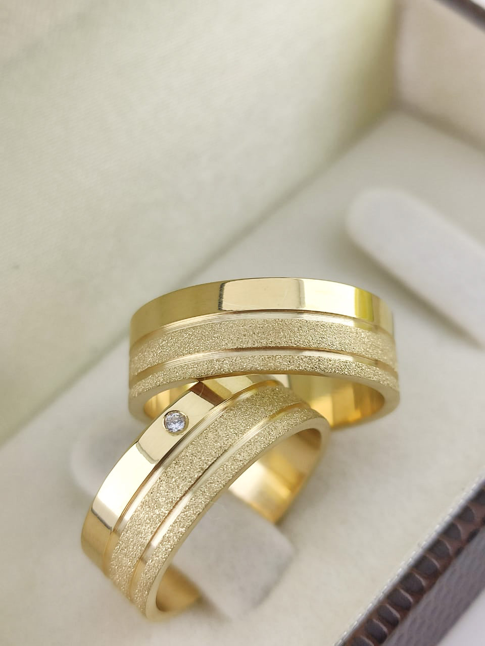 Aliança Reta 7mm com Ponto de Luz em Ouro 18K Acabamento Premium RT 84 Sou Linda