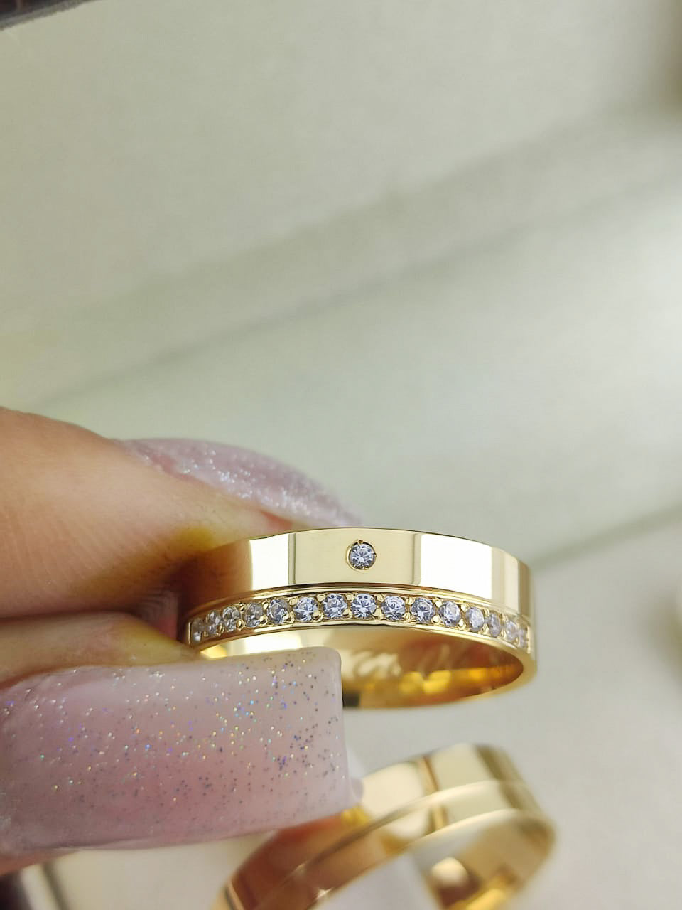 Aliança Reta 5mm com Cravejamento e Ponto de Luz em Ouro 18K Acabamento Premium RT 86 Sou Linda