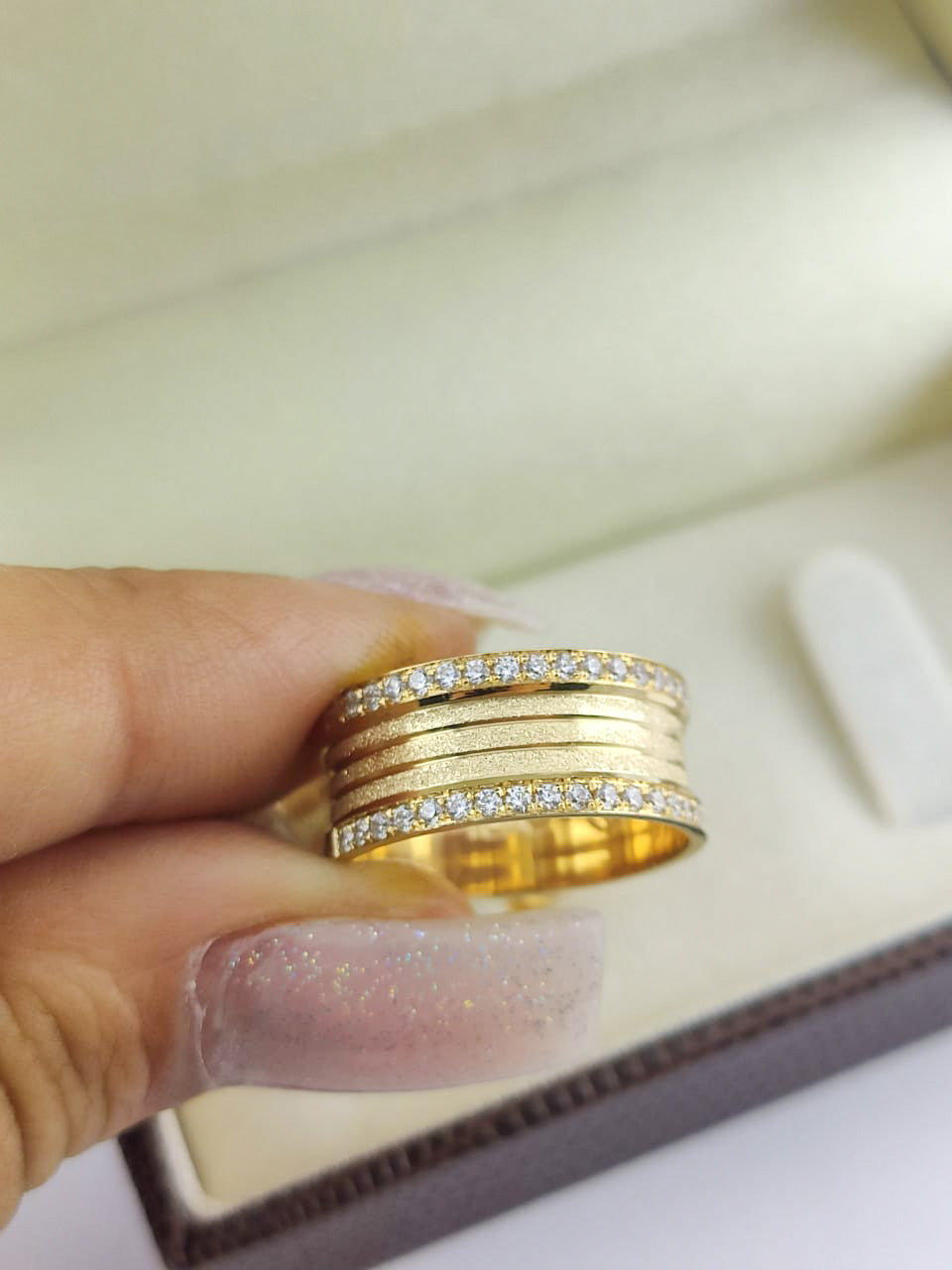 Aliança Reta 8mm com Cravejamento de 40 Pedras em Ouro 18K Acabamento Premium RT 88 Sou Linda
