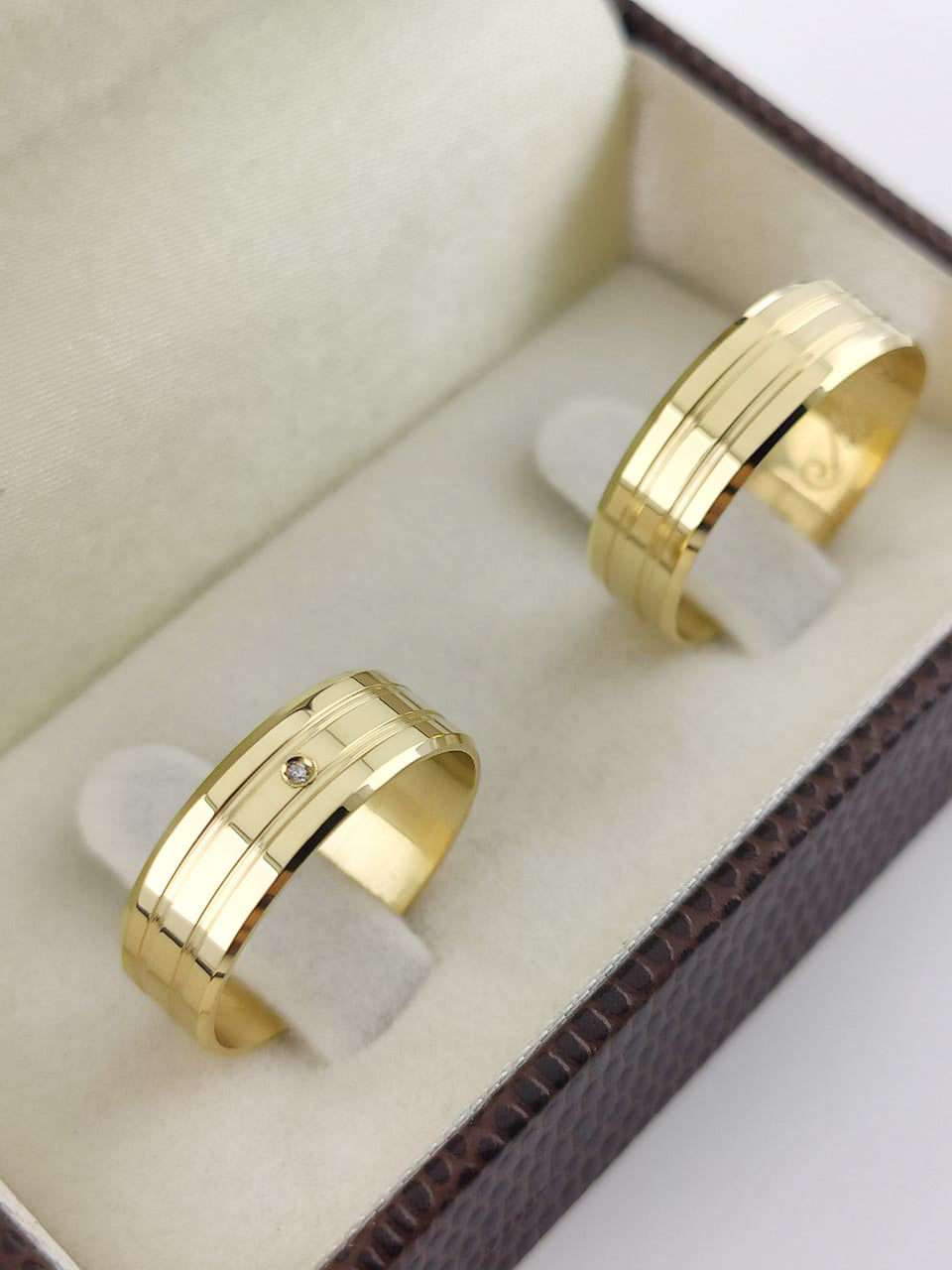 Aliança Reta 6mm com Brilho Refinado em Ouro 18K Acabamento Premium RT 69 Sou Linda