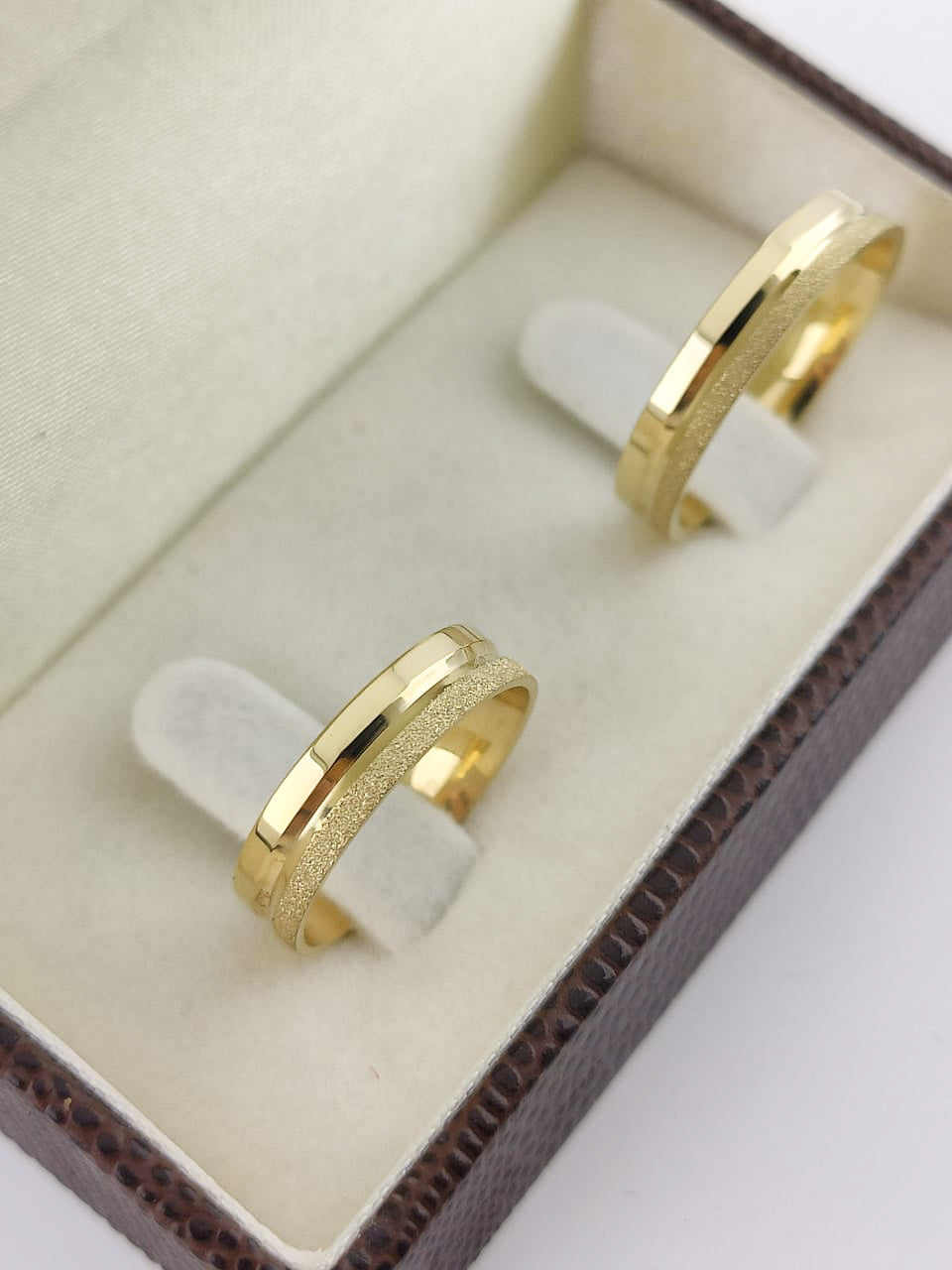 Aliança Reta 4mm com Brilho Intenso em Ouro 18K Acabamento Premium RT 78 Sou Linda