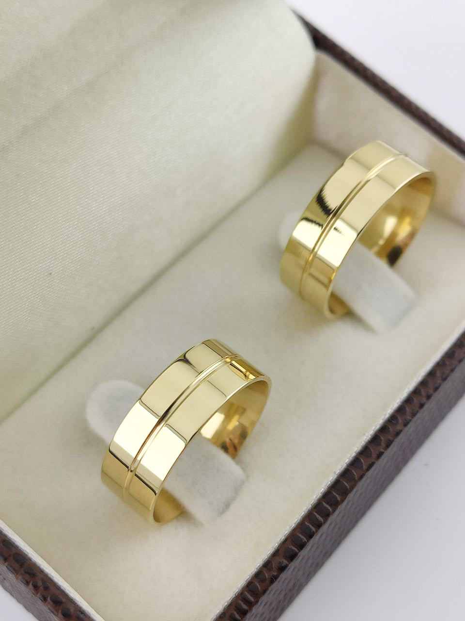 Aliança Reta 7mm com Brilho Intenso em Ouro 18K Acabamento Premium RT 82 Sou Linda