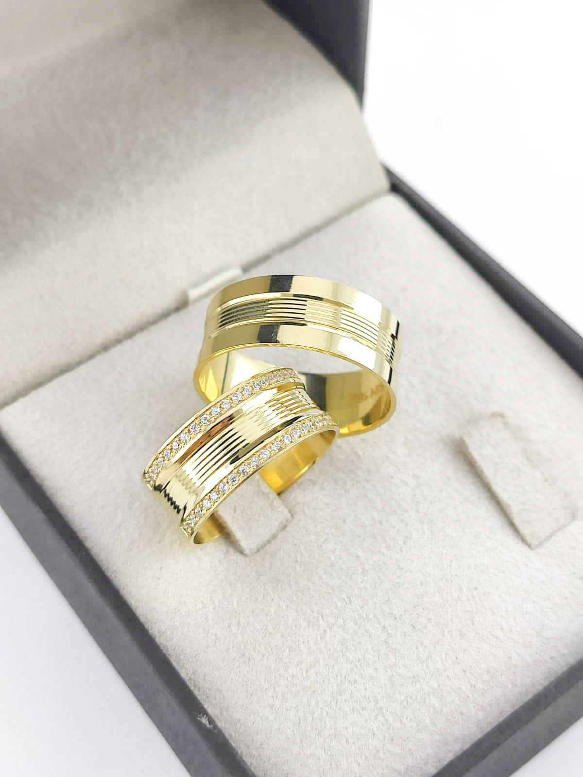 Aliança Reta 8mm com Cravejamento de 40 Pedras em Ouro 18K Acabamento Premium RT 93 Sou Linda