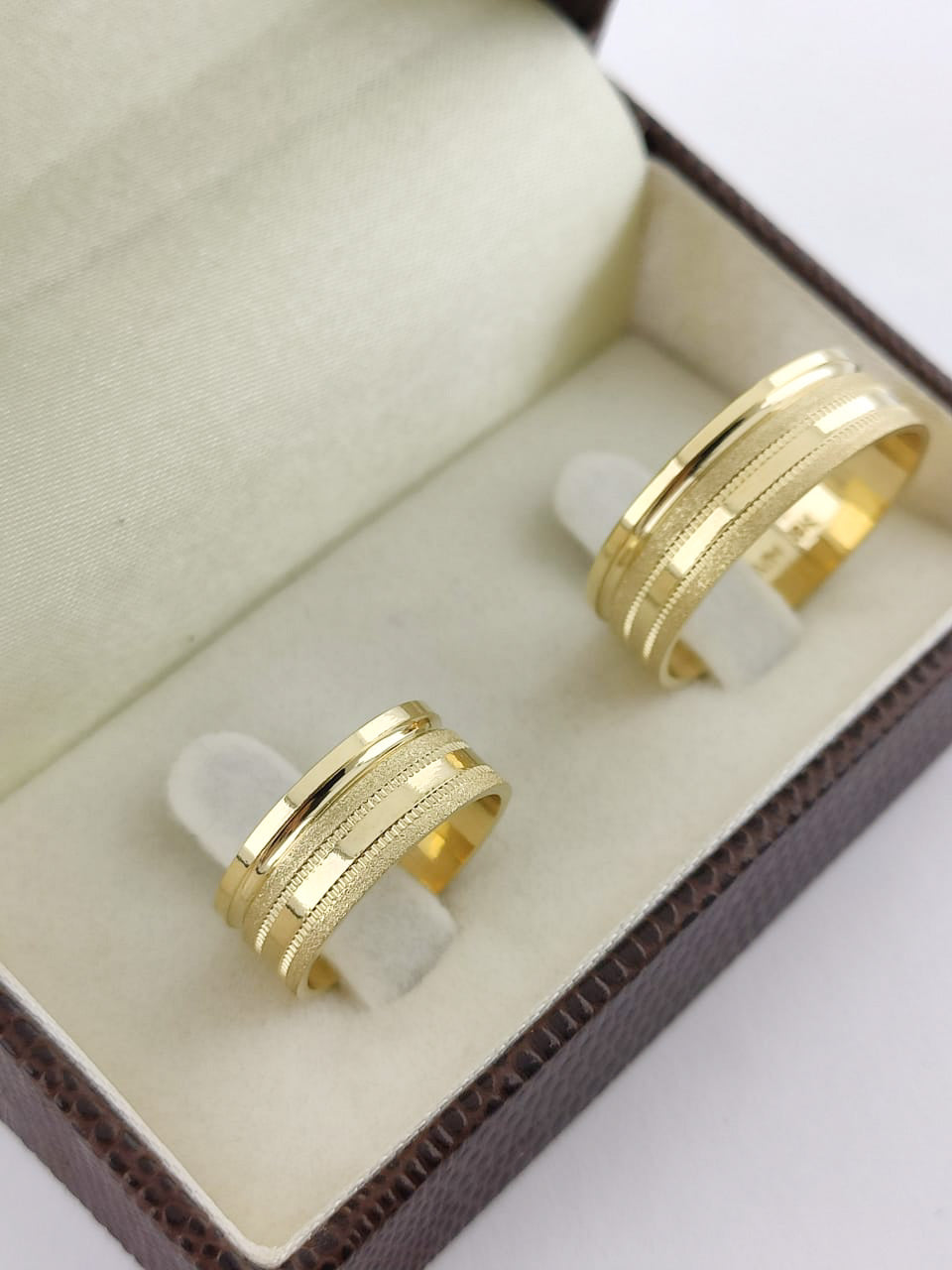 Aliança Reta 7mm com Brilho Intenso em Ouro 18K Acabamento Premium RT 81 Sou Linda