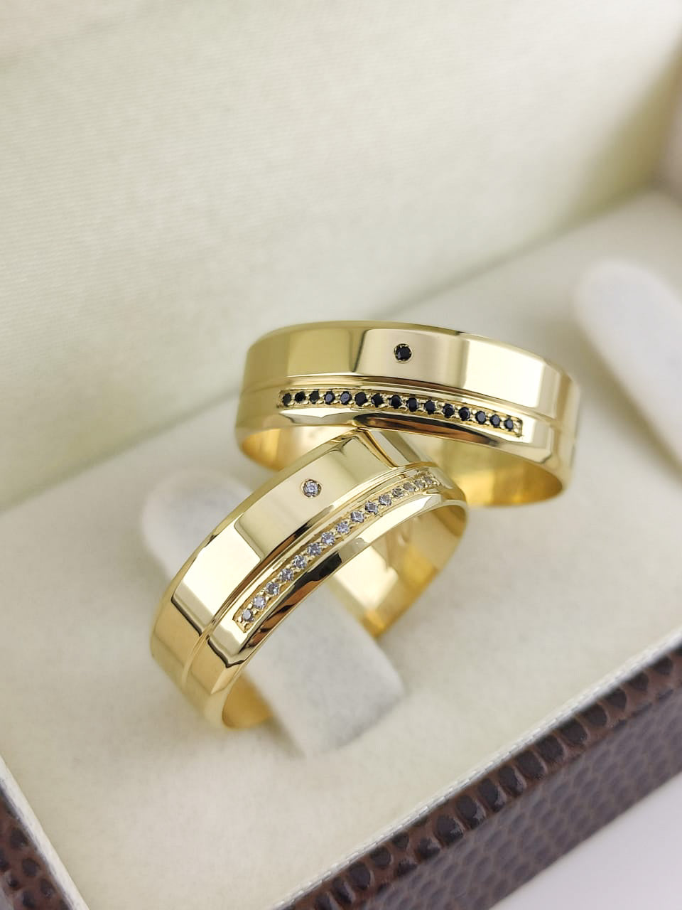 Aliança Reta 6mm com Cravejamento Luxuoso em Ouro 18K Acabamento Premium RT 92 Sou Linda