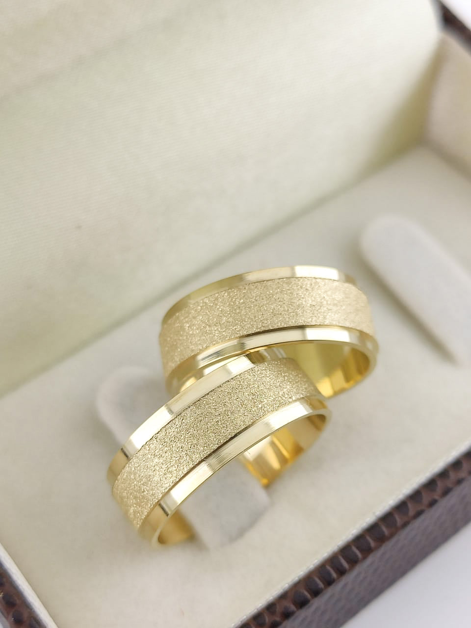 Aliança Reta 7mm Forte e Sofisticada em Ouro 18K Acabamento Premium RT 77 Sou Linda