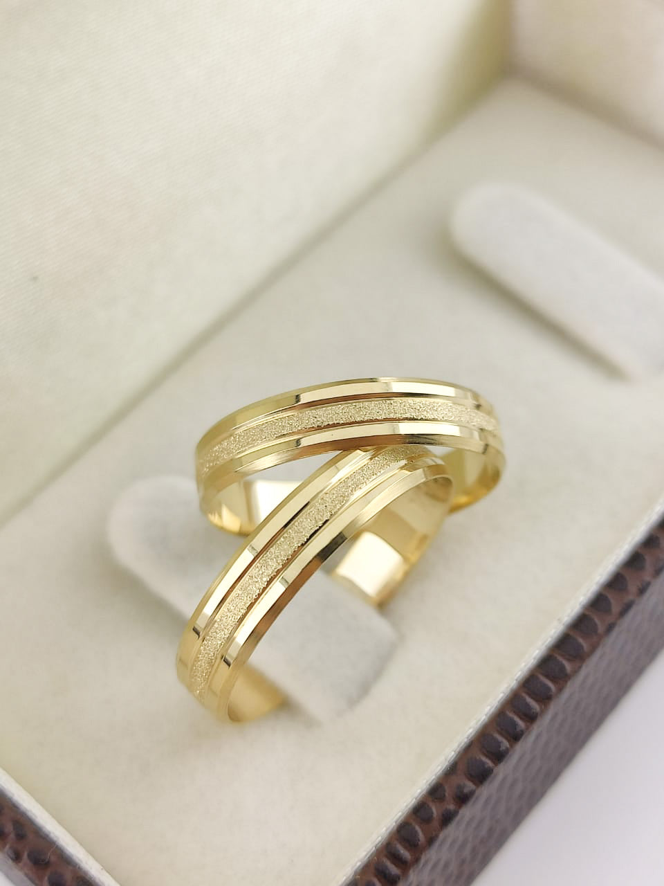 Aliança Reta 4mm Clássica e Confortável em Ouro 18K Acabamento Premium RT 68 Sou Linda