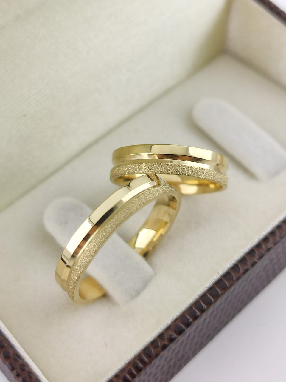 Aliança Reta 4mm com Brilho Intenso em Ouro 18K Acabamento Premium RT 78 Sou Linda