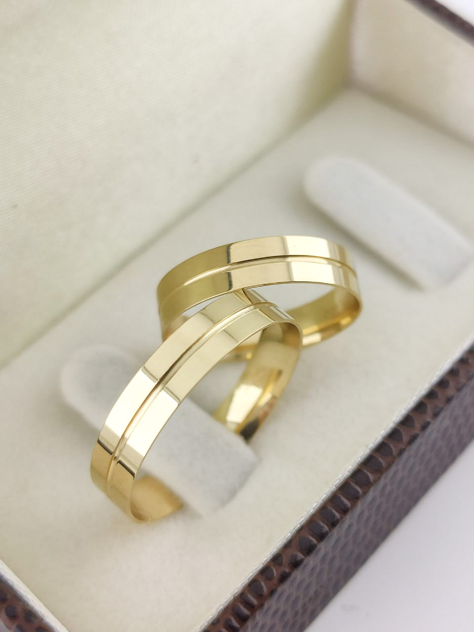 Aliança Reta 4mm Moderna e Atemporal em Ouro 18K Acabamento Premium RT 73 Sou Linda