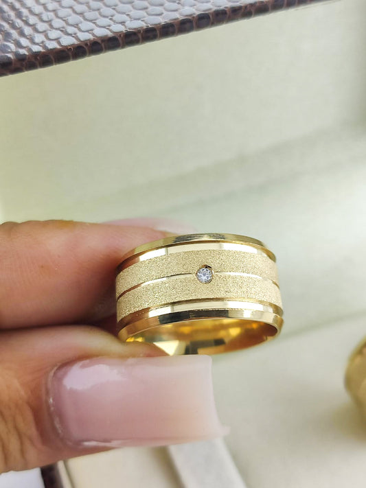 Aliança Reta 10mm Imponente com Ponto de Luz em Ouro 18K Acabamento Premium RT 67 Sou Linda