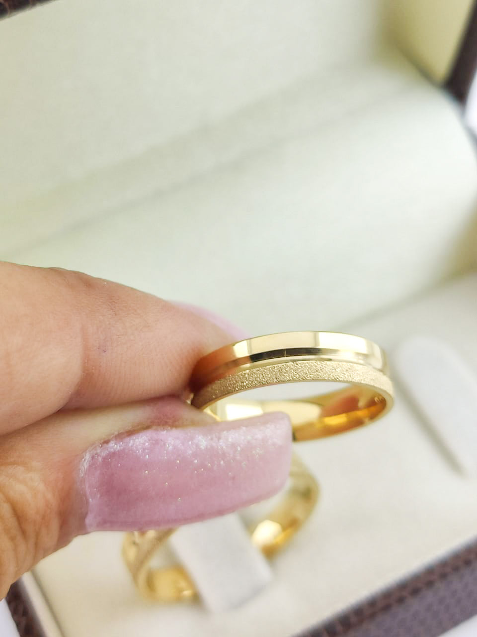 Aliança Reta 4mm com Brilho Intenso em Ouro 18K Acabamento Premium RT 78 Sou Linda