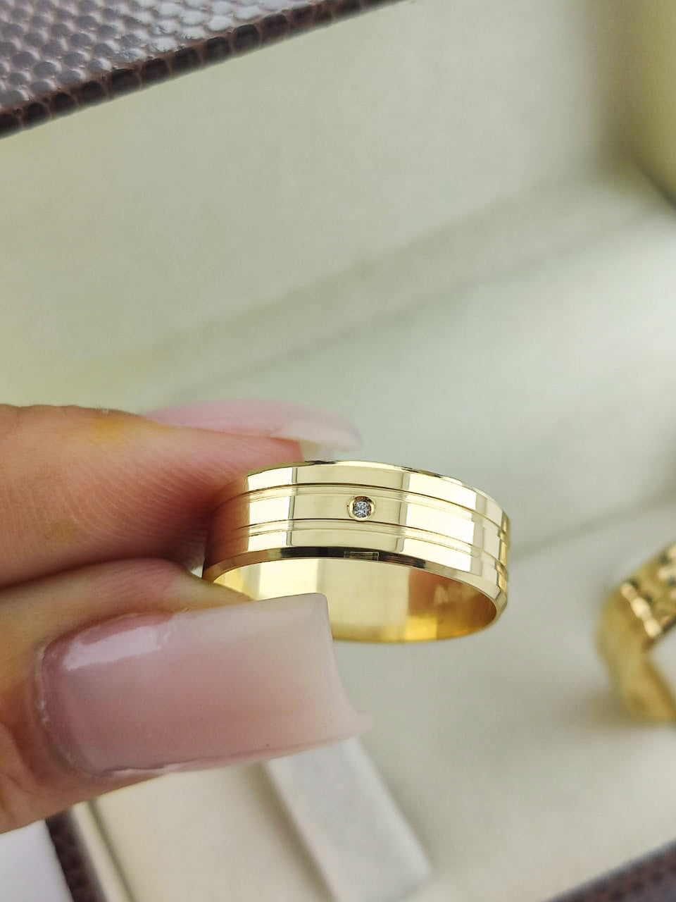 Aliança Reta 6mm com Brilho Refinado em Ouro 18K Acabamento Premium RT 69 Sou Linda