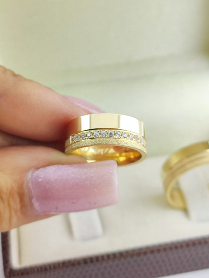 Aliança Reta 7mm com Cravejamento Refinado em Ouro 18K Acabamento Premium RT 76 Sou Linda