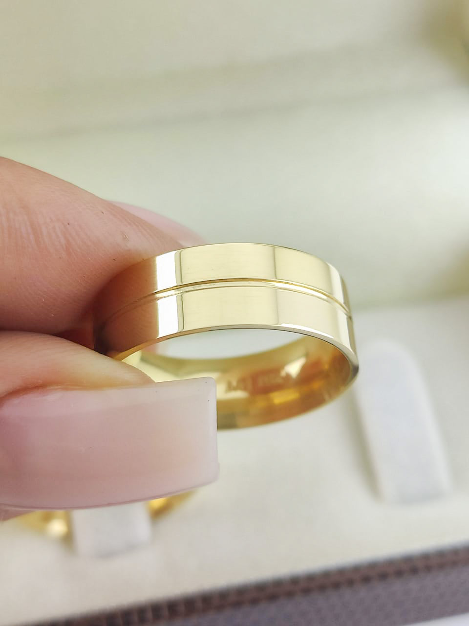 Aliança Reta 7mm com Brilho Intenso em Ouro 18K Acabamento Premium RT 82 Sou Linda