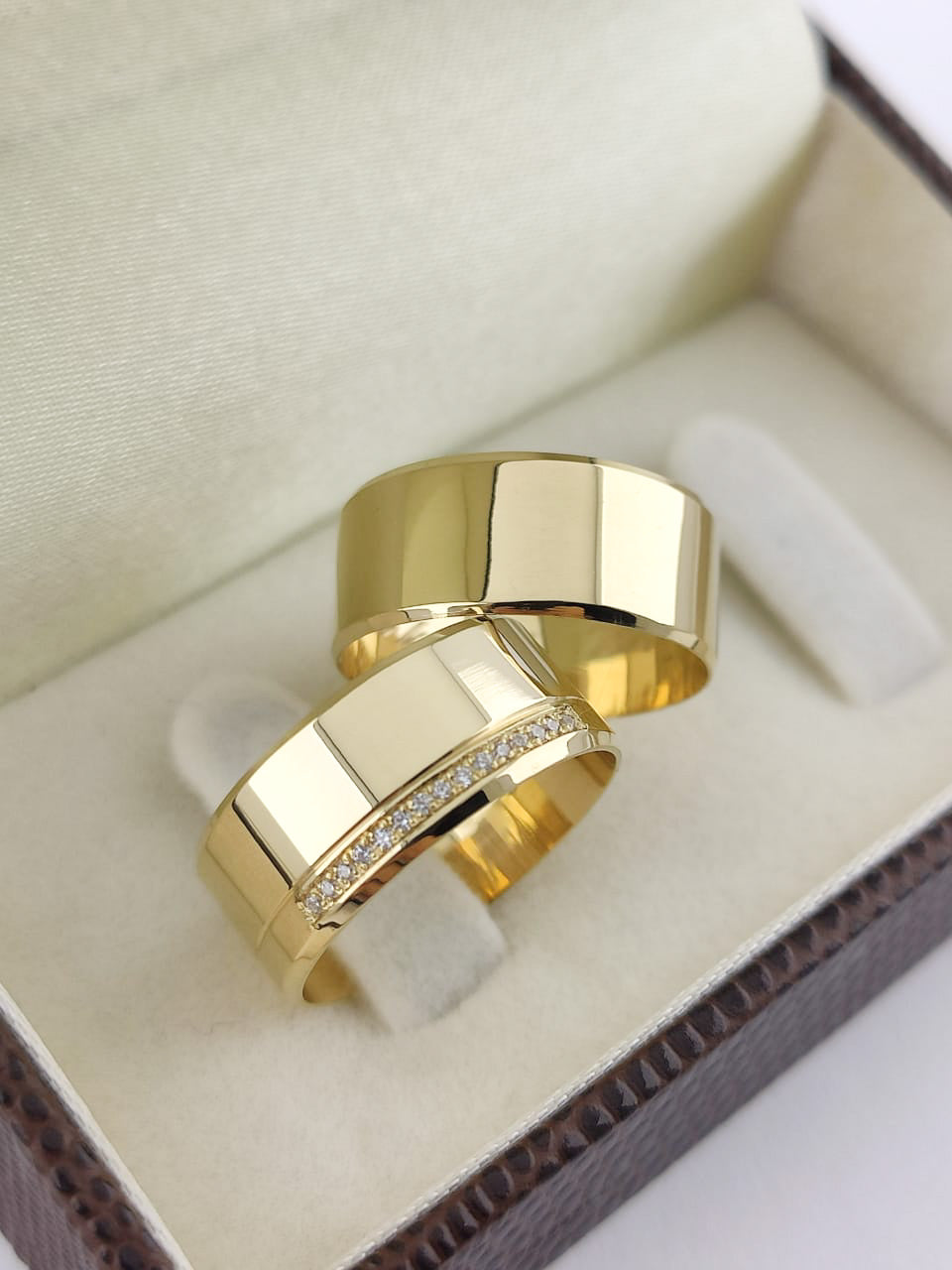 Aliança Reta 8mm com Cravejamento Refinado em Ouro 18K Acabamento Premium RT 85 Sou Linda