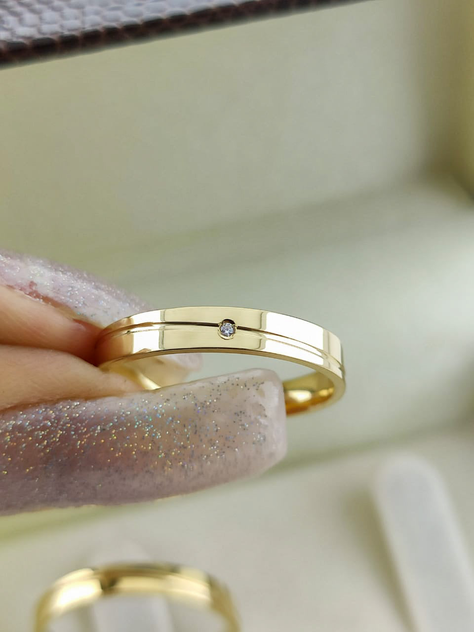 Aliança Reta 3mm com Ponto de Luz em Ouro 18K Acabamento Premium RT 64 Sou Linda