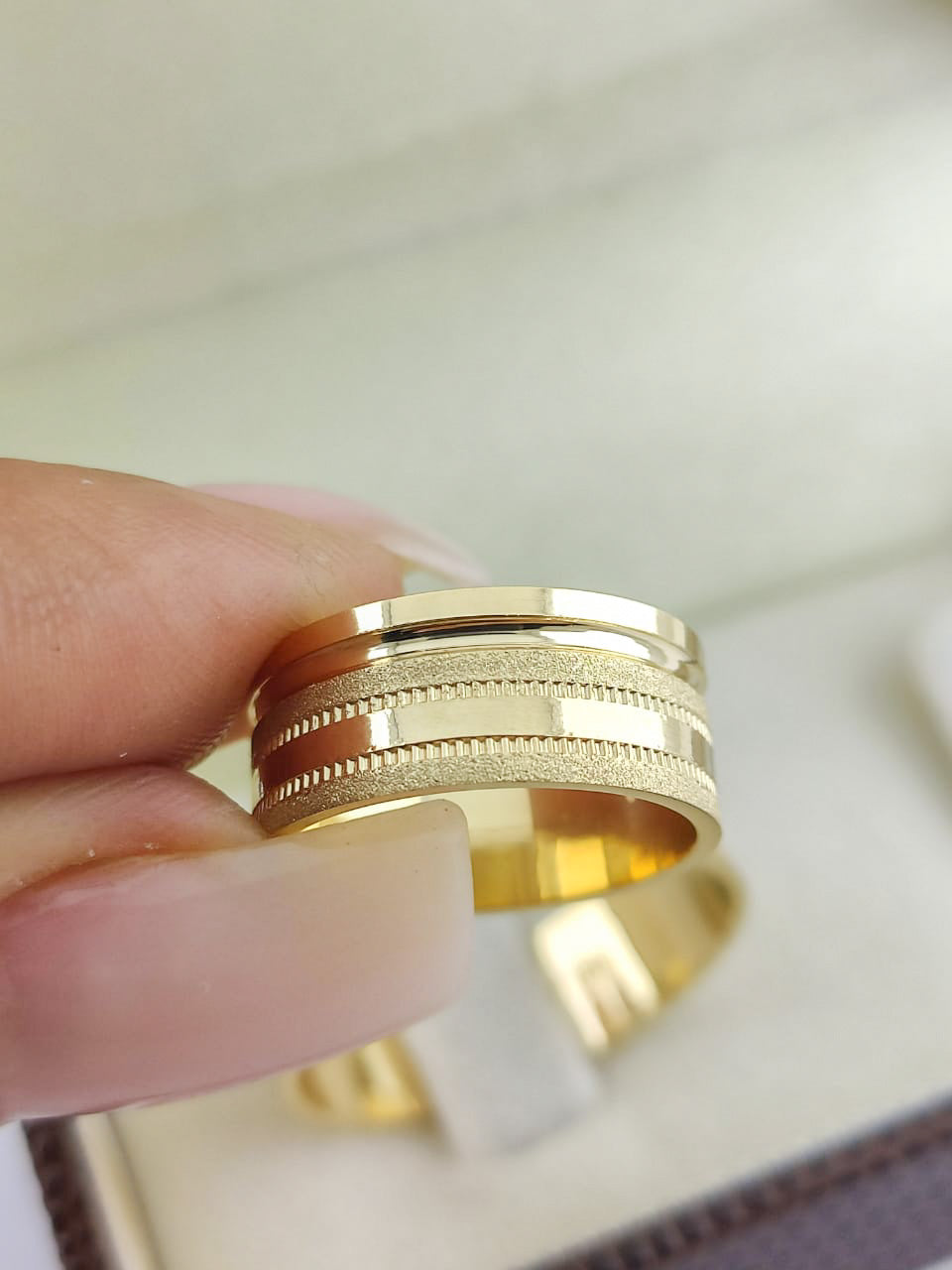 Aliança Reta 7mm com Brilho Intenso em Ouro 18K Acabamento Premium RT 81 Sou Linda